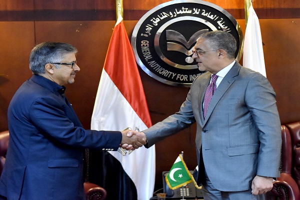 السفير عامر شوكت يبحث مع حسام هيبة تعزيز التعاون الاستثماري بين باكستان ومصر