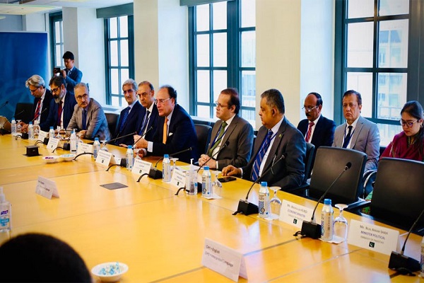 وزير المالية الباكستاني يرحب بإعادة تنظيم مؤسسة التمويل الدولية