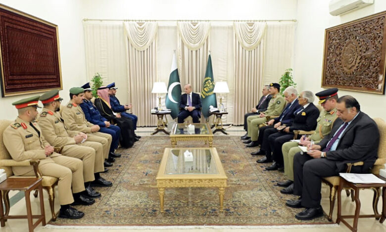 شهباز يتعهد بتعزيز العلاقات الباكستانية السعودية في جميع المجالات