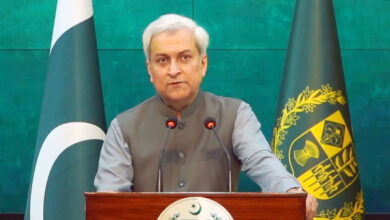 باكستان تغلق المعابر وتعلّق التجارة مع أفغانستان 