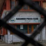 من العناوين الرئيسية إلى الأصفاد: العقاب الجماعي للكشميريين في محكمة الإعلام