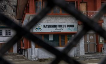 من العناوين الرئيسية إلى الأصفاد: العقاب الجماعي للكشميريين في محكمة الإعلام