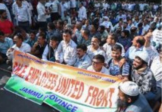 احتجاج عمال يوميين في جامو وكشمير للمطالبة بالأجور وتنظيم الخدمات