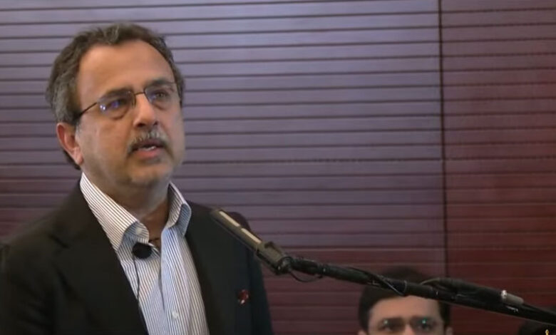 عويس: الحكومة تعزز الطاقة النظيفة والخضراء في جميع أنحاء باكستان