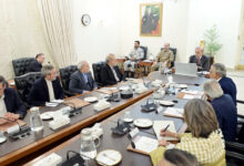 رئيس الوزراء يؤكد عزمه على مواصلة العمل الوثيق مع إيران