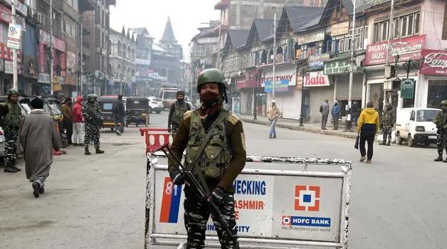 القوات الهندية تعتقل عشرة مدنيين بينهم امرأتان في كشمير المحتلة