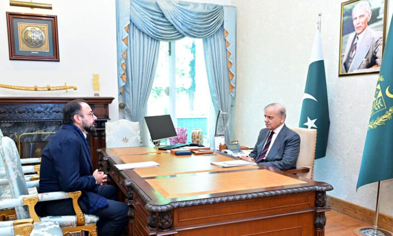 شهباز يشيد بجهود الوزارة في حل قضايا العمالة بالخارج