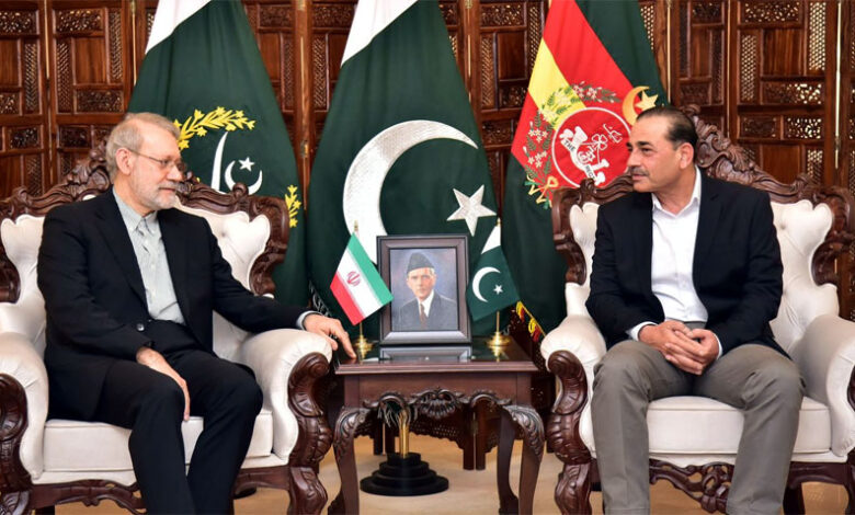 المشير يدعو إلى تعاون أوثق مع إيران