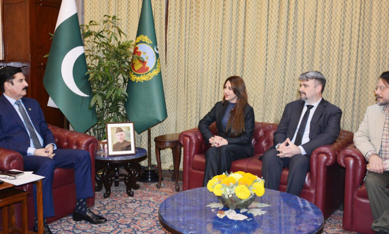 محافظ خيبر بختونخوا يؤكد على تعزيز العلاقات الباكستانية الأمريكية