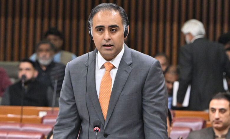 باكستان تتجه للنمو بالتصدير وتقر تعديلات دستورية جديدة