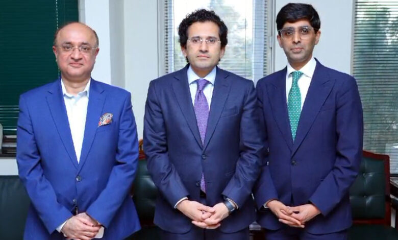 علي برويز مالك: الحكومة ملتزمة بتعزيز النمو في قطاع البترول