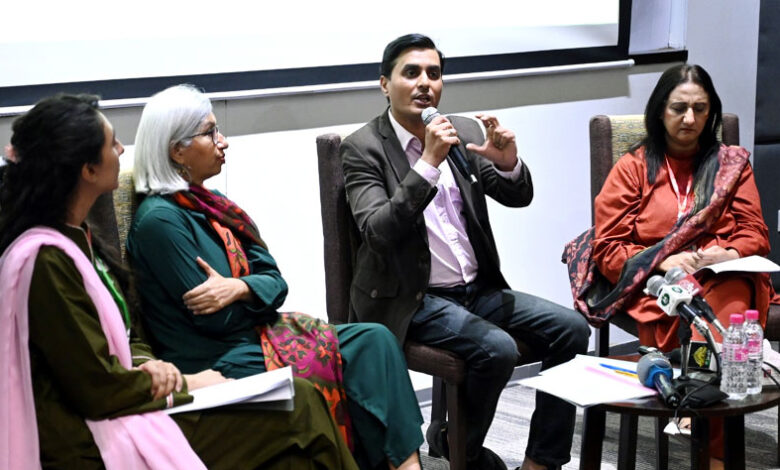 ندوة في جامعة IBA كراتشي تبحث تأثير التغير المناخي على التشرذم الاجتماعي والتطرف العنيف