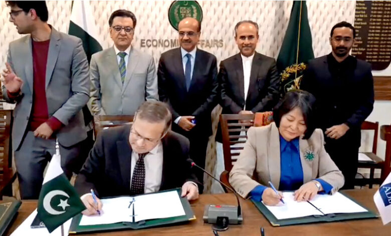 باكستان وبنك التنمية الآسيوي يوقعان مشاريع تنموية جديدة