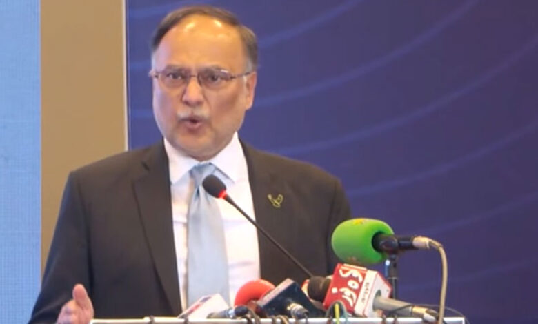 أحسن إقبال: باكستان تخرج من الأزمة الاقتصادية