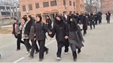 طلاب سريناغار يحتجون على الغموض الأكاديمي في جامعة كلاستر