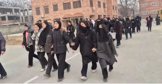 طلاب سريناغار يحتجون على الغموض الأكاديمي في جامعة كلاستر