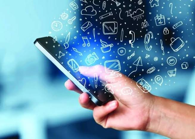 لبني فرح: ارتفاع واردات الهواتف مؤشر تعافٍ للاستهلاك المحلي الباكستاني