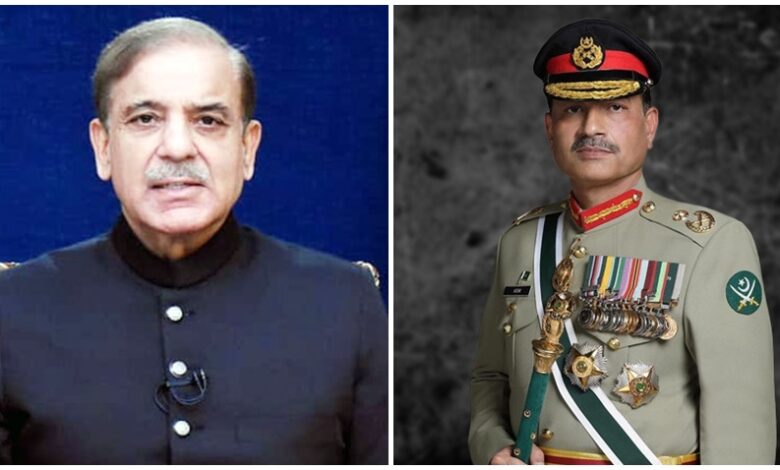 شهباز شريف يهنئ عاصم منير بتعيينه رئيسًا لقوات الدفاع