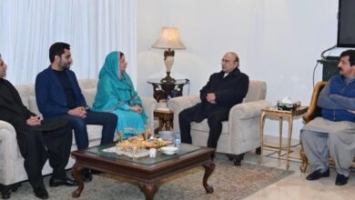 الرئيس يهنئ سمينة خالد غوركي بزفاف نجلها خلال زيارة في لاهور