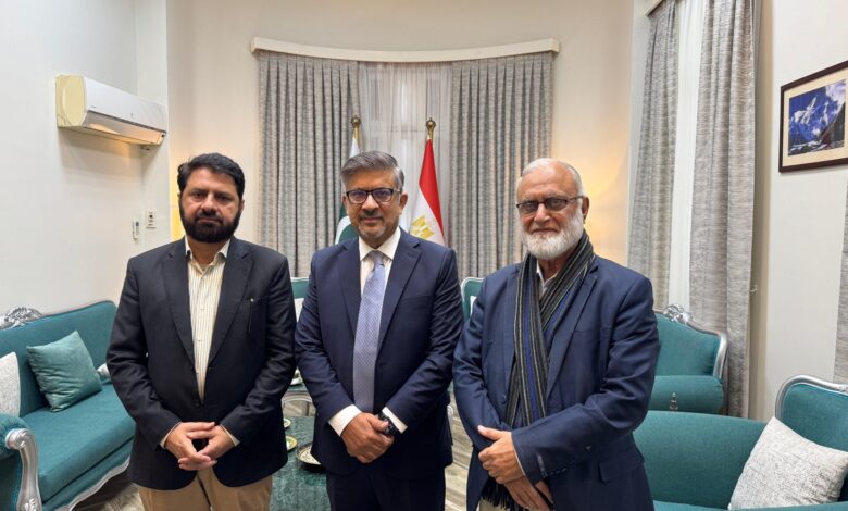 السفير عامر شوكت يبحث مع رئيس مؤسسة الخدمة الباكستانية دعم المساعدات الإنسانية لغزة