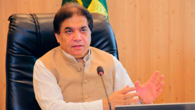 حنيف عباسي: الوطن يقف جنبًا إلى جنب مع القوات المسلحة