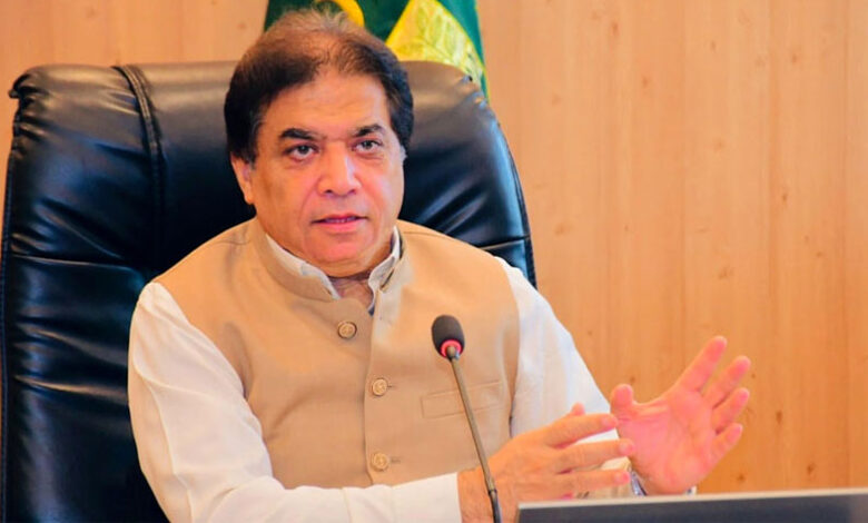 حنيف عباسي: الوطن يقف جنبًا إلى جنب مع القوات المسلحة