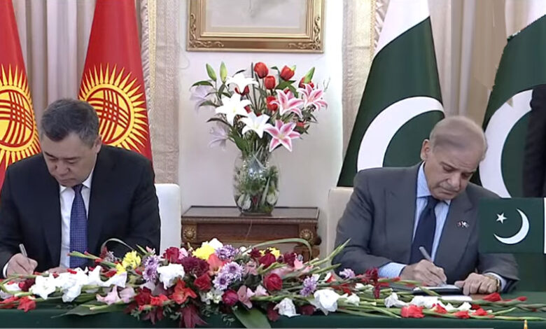 رئيس الوزراء والرئيس القرغيزي يوقعان بيانا مشتركا لتعزيز التعاون