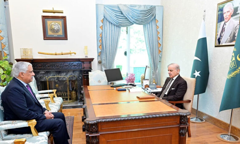 رئيس هيئة تطوير المياه والطاقة يطلع شهباز شريف على تقدم مشاريع الطاقة الكهرومائية في باكستان