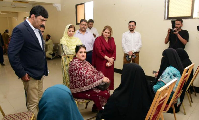 رئيسة برنامج «دعم دخل بنظير» تزور مكاتب كراتشي وتتابع خدمات المستفيدين