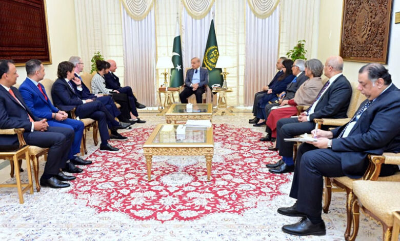 رئيس الوزراء الباكستاني يتعهد بدعم المستثمرين الأجانب