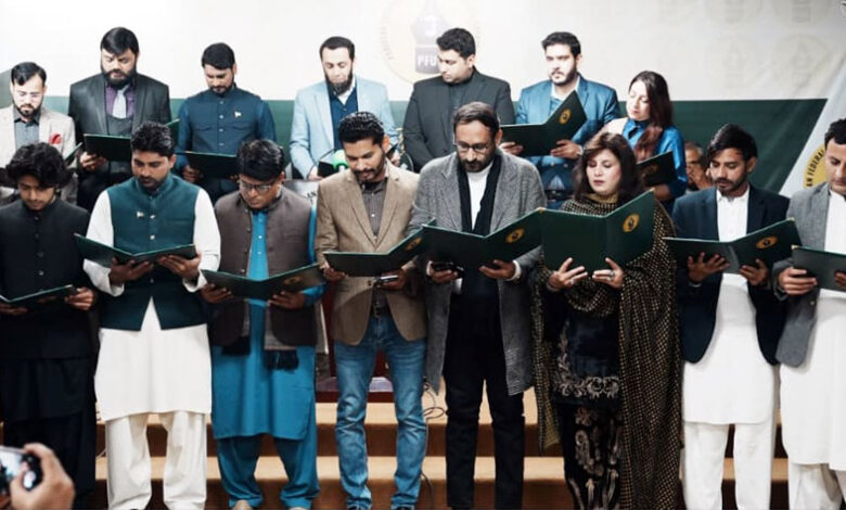 وزير الإعلام الباكستاني يدعو إلى تنظيم السياسة التي يقودها تطبيق تيك توك  