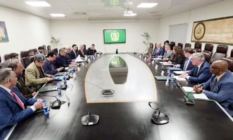 وزير الداخلية الباكستاني يبحث تعزيز التعاون الأمني مع وفد أمريكي رفيع في إسلام آباد