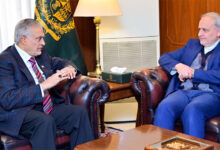 نائب رئيس وزراء باكستان يتعهد بتعميق العلاقات مع إيران