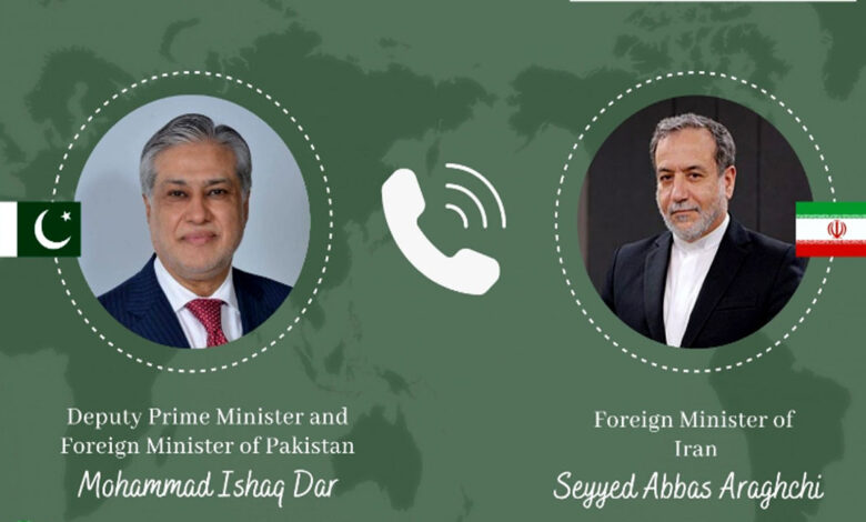 نائب رئيس الوزراء الباكستاني يتلقى اتصالاً من وزير الخارجية الإيراني لمناقشة التطورات الإقليمية والدولية