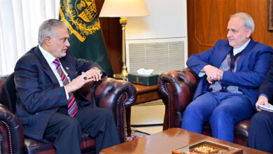 نائب رئيس وزراء باكستان يتعهد بتعميق العلاقات مع إيران