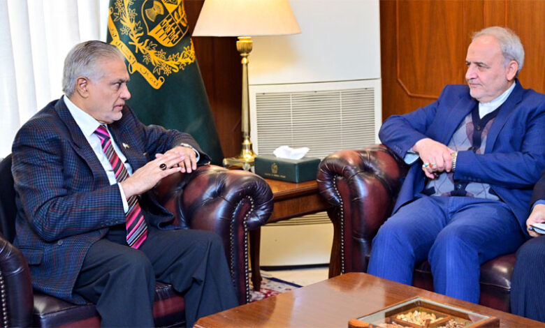 نائب رئيس وزراء باكستان يتعهد بتعميق العلاقات مع إيران