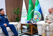 القائد السعودي يشيد بدور باكستان في تعزيز السلام الإقليمي