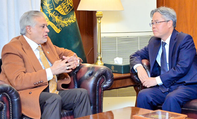 نائب رئيس الوزراء الباكستاني يؤكد تعزيز التعاون الثنائي مع الصين