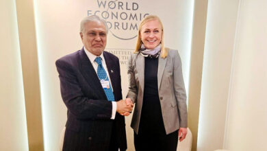 باكستان وفنلندا تؤكدان في دافوس تعزيز التعاون الثنائي في التجارة والاستثمار