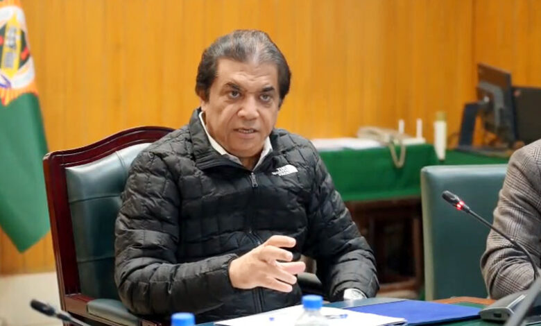 حنيف عباسي يوجه بزيادة إيرادات سكك حديد باكستان