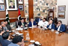 رئيس وزراء إقليم السند يعلن عن تعويضات بقيمة 10 ملايين روبية لضحايا حريق جول بلازا