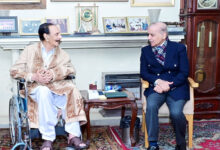 رئيس الوزراء الباكستاني يزور راجا ظفر الحق للاطمئنان على حالته الصحية