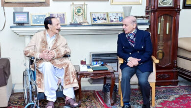 رئيس الوزراء الباكستاني يزور راجا ظفر الحق للاطمئنان على حالته الصحية