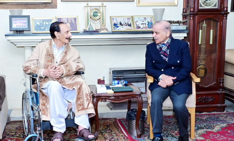 رئيس الوزراء الباكستاني يزور راجا ظفر الحق للاطمئنان على حالته الصحية