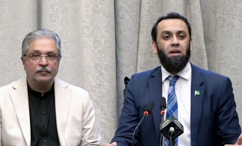 عطا الله يؤكد على ضرورة تنظيم وسائل الإعلام الرقمية للحد من التطرف