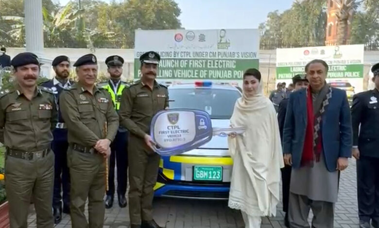 باكستان تطلق أول وحدة شرطة خضراء باستخدام المركبات الكهربائية