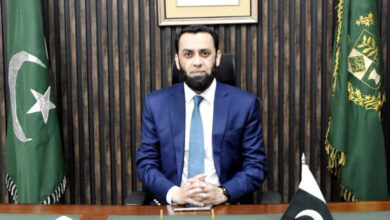 وزير الإعلام يعرب عن حزنه لوفاة والد بلال أحمد