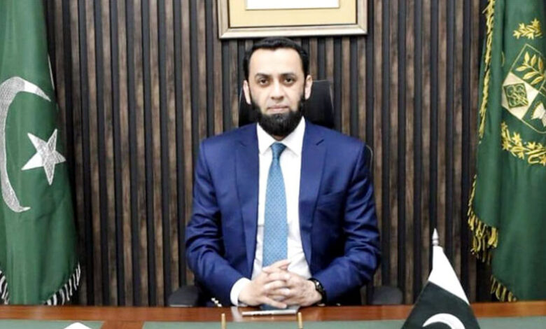 وزير الإعلام يعرب عن حزنه لوفاة والد بلال أحمد