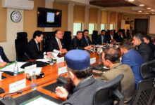 وزير المالية يتعهد بمعالجة التحديات التي تواجه قطاع النسيج