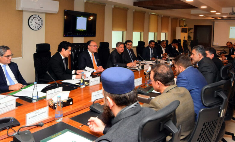 وزير المالية يتعهد بمعالجة التحديات التي تواجه قطاع النسيج